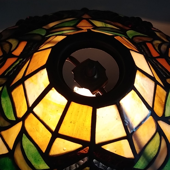 FINAL MARKDOWN Tiffany style stained glass shade - Picture 4 of 8